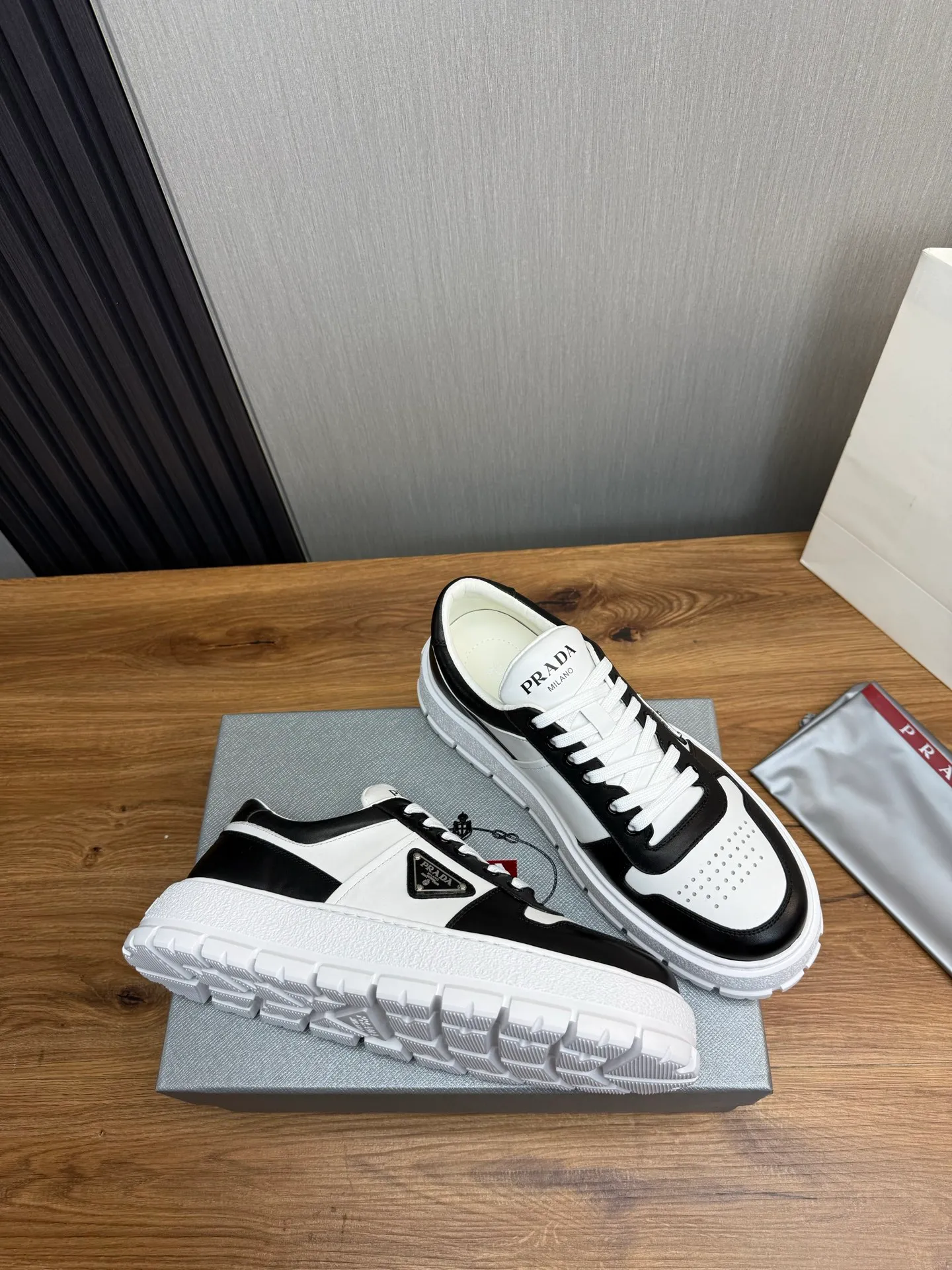 Men's shoes 💰620💰 [PRADA] Autumn and winter hot men's shoes are shipped 👏Official website synchronized ⬆️Original fly-woven cowhide fabric + cowhide lining, 1⃣️:1⃣️reproduction, original sole, 38-45 (45. Customized, non-refundable)